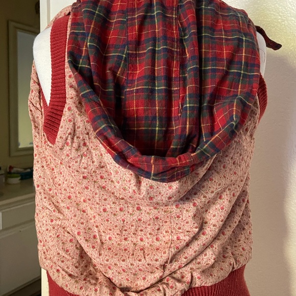 Plaid Reversible Vest with Hood 🍎 - Picture 5 of 10